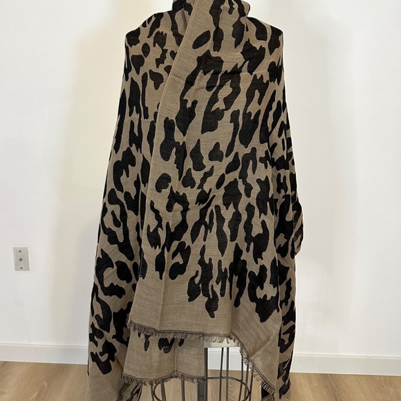 Banana Republic  Leopard Wool Cotton Scarf - Picture 2 of 9